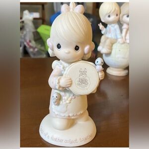 Precious Moments Collectors Club 1986 Retired “Birds of a Feather” Figurine